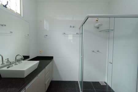 Casa para alugar com 398m², 3 quartos e 5 vagas Casa para alugar com 398m², 3 quartos e 5 vagasBanheiro da Suíte 2