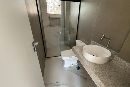 Casa à venda com 346m², 3 quartos e 2 vagasBanheiro da Suíte