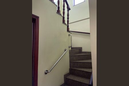 Casa à venda com 225m², 4 quartos e 6 vagasEscada