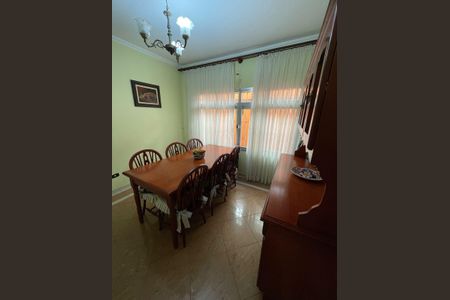 Casa à venda com 225m², 4 quartos e 6 vagasEscritório