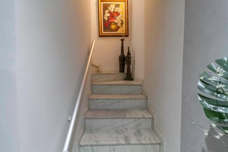 Casa à venda com 140m², 2 quartos e 3 vagas Casa à venda com 140m², 2 quartos e 3 vagasEscada