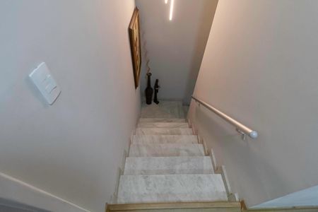 Casa à venda com 140m², 2 quartos e 3 vagas Casa à venda com 140m², 2 quartos e 3 vagasEscada