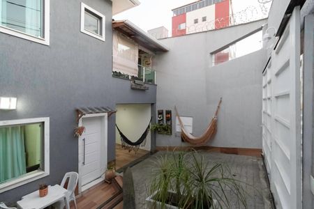 Casa à venda com 140m², 2 quartos e 3 vagas Casa à venda com 140m², 2 quartos e 3 vagasFachada