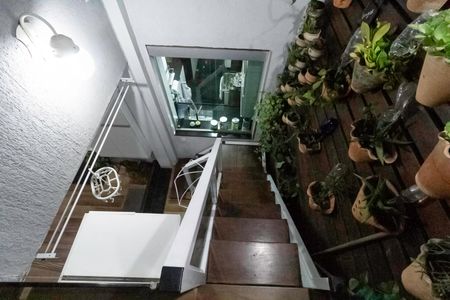 Casa à venda com 140m², 2 quartos e 3 vagas Casa à venda com 140m², 2 quartos e 3 vagasEscada