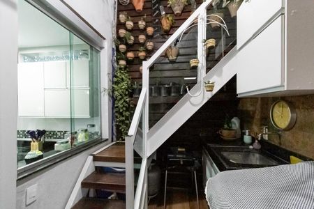 Casa à venda com 140m², 2 quartos e 3 vagas Casa à venda com 140m², 2 quartos e 3 vagasEscada