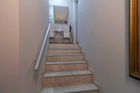 Escada de casa à venda com 2 quartos, 140m² em Serrano, Belo Horizonte