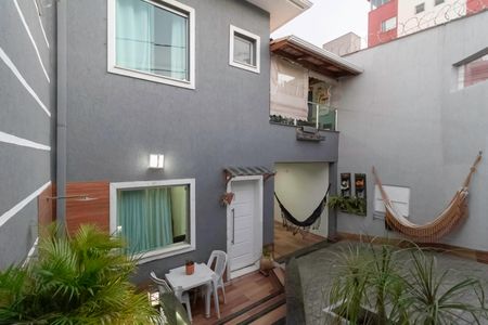 Casa à venda com 140m², 2 quartos e 3 vagas Casa à venda com 140m², 2 quartos e 3 vagasFachada