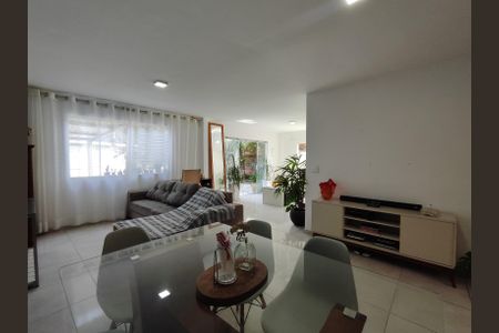 Casa de condomínio à venda com 375m², 5 quartos e 2 vagas Casa de condomínio à venda com 375m², 5 quartos e 2 vagasSala