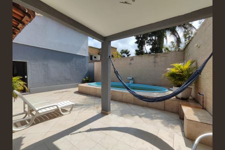 Casa de condomínio à venda com 375m², 5 quartos e 2 vagas Casa de condomínio à venda com 375m², 5 quartos e 2 vagasÁrea externa