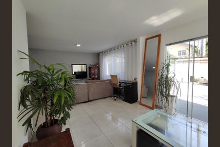 Casa de condomínio à venda com 375m², 5 quartos e 2 vagas Casa de condomínio à venda com 375m², 5 quartos e 2 vagasSala