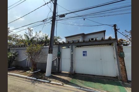 Casa de condomínio à venda com 375m², 5 quartos e 2 vagas Casa de condomínio à venda com 375m², 5 quartos e 2 vagasFachada