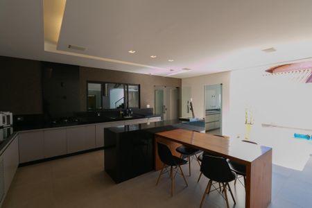 Casa à venda com 380m², 4 quartos e 4 vagas Casa à venda com 380m², 4 quartos e 4 vagasCozinha
