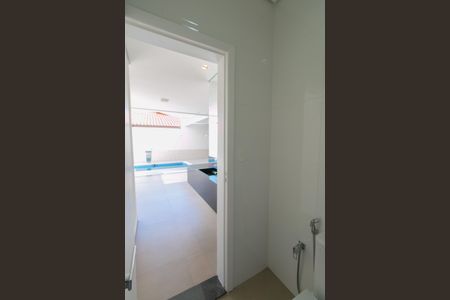 Casa à venda com 380m², 4 quartos e 4 vagas Casa à venda com 380m², 4 quartos e 4 vagasBanheiro de Serviço