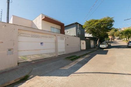 Casa à venda com 380m², 4 quartos e 4 vagas Casa à venda com 380m², 4 quartos e 4 vagasFachada