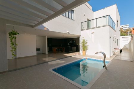 Casa à venda com 380m², 4 quartos e 4 vagas Casa à venda com 380m², 4 quartos e 4 vagasÁrea comum