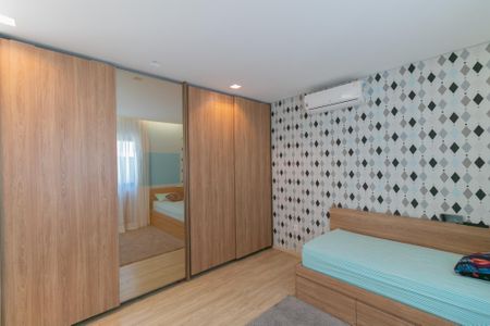 Casa à venda com 380m², 4 quartos e 4 vagas Casa à venda com 380m², 4 quartos e 4 vagasQuarto 4