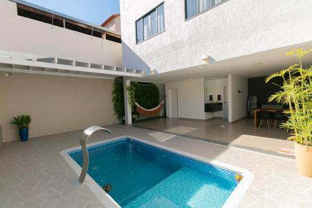 Casa à venda com 380m², 4 quartos e 4 vagas Casa à venda com 380m², 4 quartos e 4 vagasÁrea comum