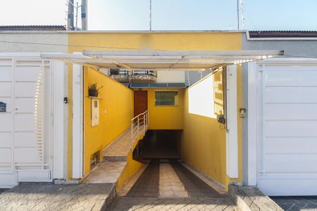 Casa à venda com 110m², 3 quartos e 4 vagas Casa à venda com 110m², 3 quartos e 4 vagasFachada