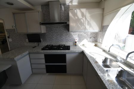 Casa para alugar com 800m², 5 quartos e 10 vagasCozinha