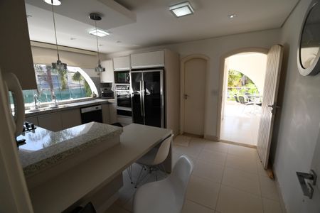 Casa para alugar com 800m², 5 quartos e 10 vagasCozinha