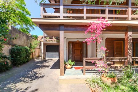 Casa à venda com 230m², 3 quartos e 1 vaga Casa à venda com 230m², 3 quartos e 1 vagaFachada