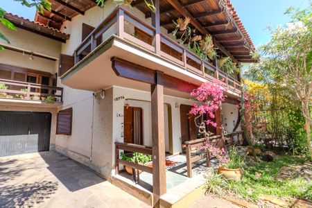 Casa à venda com 230m², 3 quartos e 1 vaga Casa à venda com 230m², 3 quartos e 1 vagaFachada