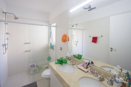 Casa à venda com 220m², 4 quartos e 2 vagasBanheiro da Suíte 2