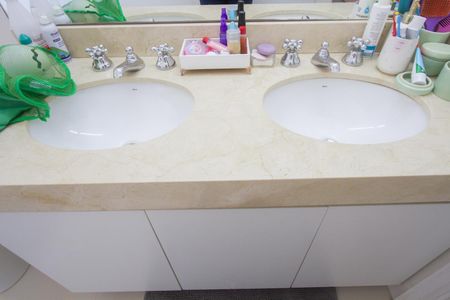 Casa à venda com 220m², 4 quartos e 2 vagasBanheiro da Suíte 2