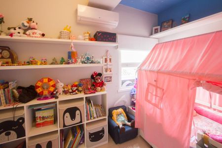 Casa à venda com 220m², 4 quartos e 2 vagasSuíte 2