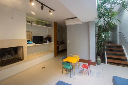 Casa à venda com 220m², 4 quartos e 2 vagasSala