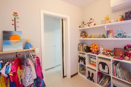 Casa à venda com 220m², 4 quartos e 2 vagasSuíte 2