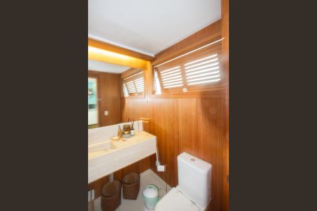 Casa à venda com 220m², 4 quartos e 2 vagasLavabo