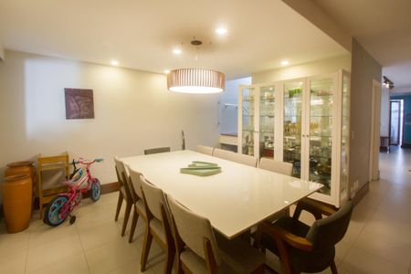 Casa à venda com 220m², 4 quartos e 2 vagasCopa