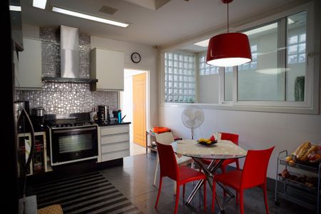 Casa de condomínio à venda com 491m², 7 quartos e 2 vagasCozinha