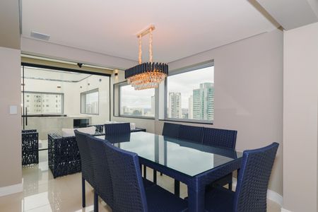 Apartamento à venda com 307m², 3 quartos e 3 vagas Apartamento à venda com 307m², 3 quartos e 3 vagasCobertura