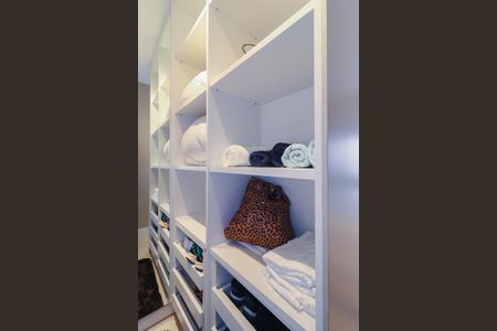 Apartamento à venda com 307m², 3 quartos e 3 vagas Apartamento à venda com 307m², 3 quartos e 3 vagasCloset da Suite