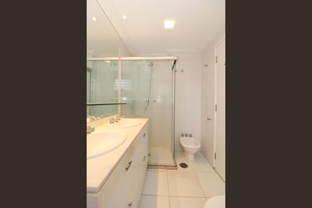 Apartamento à venda com 138m², 4 quartos e 3 vagas Apartamento à venda com 138m², 4 quartos e 3 vagasBanheiro da Suíte 1