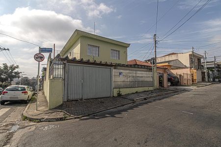 Casa para alugar com 170m², 4 quartos e 4 vagas Casa para alugar com 170m², 4 quartos e 4 vagasfachada