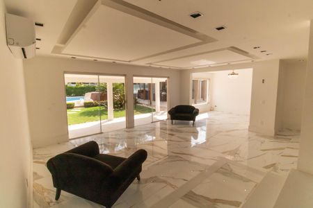 Sala de casa à venda com 6 quartos, 600m² em Camboinhas, Niterói