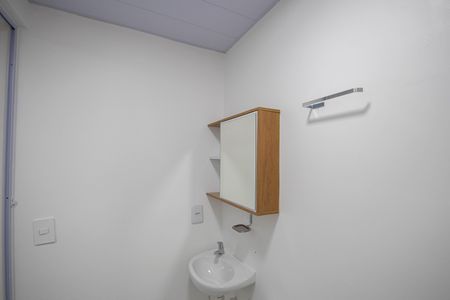 Banheiro de kitnet/studio para alugar com 1 quarto, 25m² em Vila Dona Augusta, São Paulo