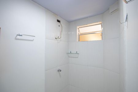 Banheiro de kitnet/studio para alugar com 1 quarto, 26m² em Vila Dorna, São Paulo