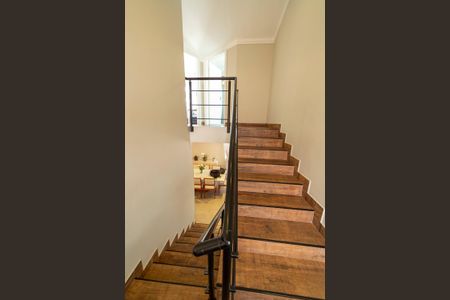 Casa à venda com 220m², 3 quartos e 4 vagasEscada de acesso aos quartos