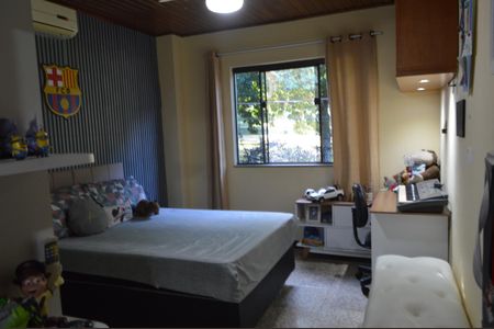 Casa de condomínio à venda com 310m², 4 quartos e 2 vagas Casa de condomínio à venda com 310m², 4 quartos e 2 vagasQuarto