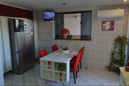 Casa de condomínio à venda com 310m², 4 quartos e 2 vagas Casa de condomínio à venda com 310m², 4 quartos e 2 vagasCozinha