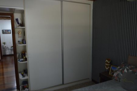 Casa de condomínio à venda com 310m², 4 quartos e 2 vagas Casa de condomínio à venda com 310m², 4 quartos e 2 vagasQuarto