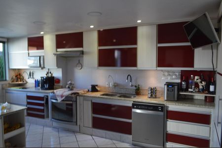 Casa de condomínio à venda com 310m², 4 quartos e 2 vagas Casa de condomínio à venda com 310m², 4 quartos e 2 vagasCozinha