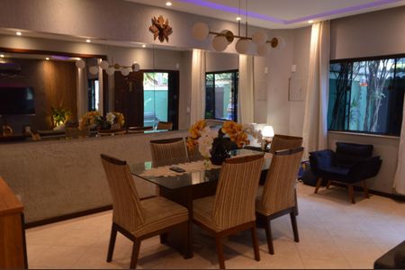 Casa de condomínio à venda com 310m², 4 quartos e 2 vagas Casa de condomínio à venda com 310m², 4 quartos e 2 vagasSala de Jantar