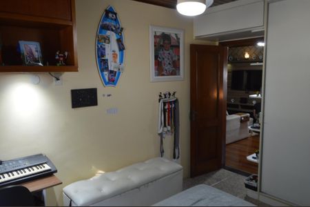 Casa de condomínio à venda com 310m², 4 quartos e 2 vagas Casa de condomínio à venda com 310m², 4 quartos e 2 vagasQuarto