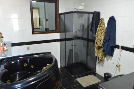 Casa de condomínio à venda com 310m², 4 quartos e 2 vagas Casa de condomínio à venda com 310m², 4 quartos e 2 vagasBanheiro da Suíte 1