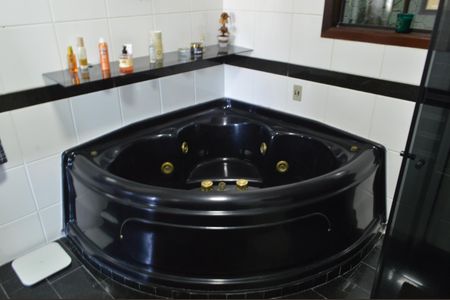 Casa de condomínio à venda com 310m², 4 quartos e 2 vagas Casa de condomínio à venda com 310m², 4 quartos e 2 vagasBanheiro da Suíte 1